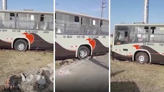 Bus de transporte público queda atascado en césped por cortar camino (VIDEO)