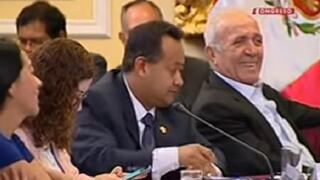 Congresista dice que alzheimer da porque se "lee mucho” y Guido Lombardi reacciona así (VIDEO)