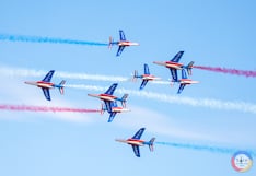 Aviones de combate hacen piruetas mortales y estremecen al público