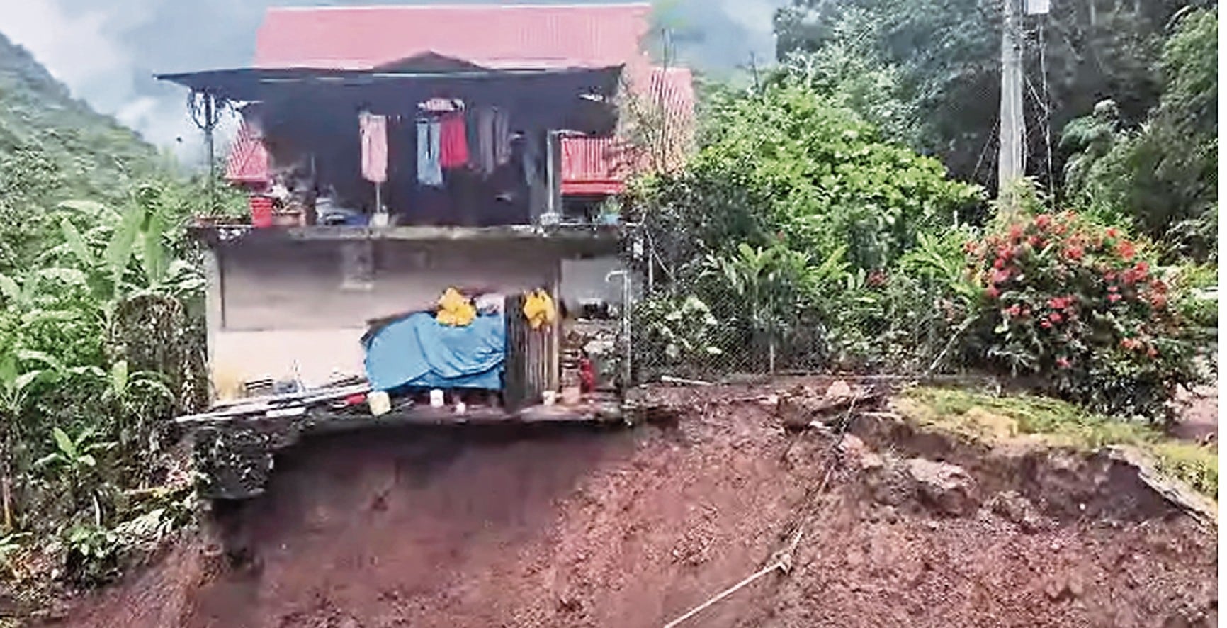 Huaico causa estragos y derrumbes en viviendas.