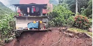 Huaico causa estragos y derrumbes en viviendas.