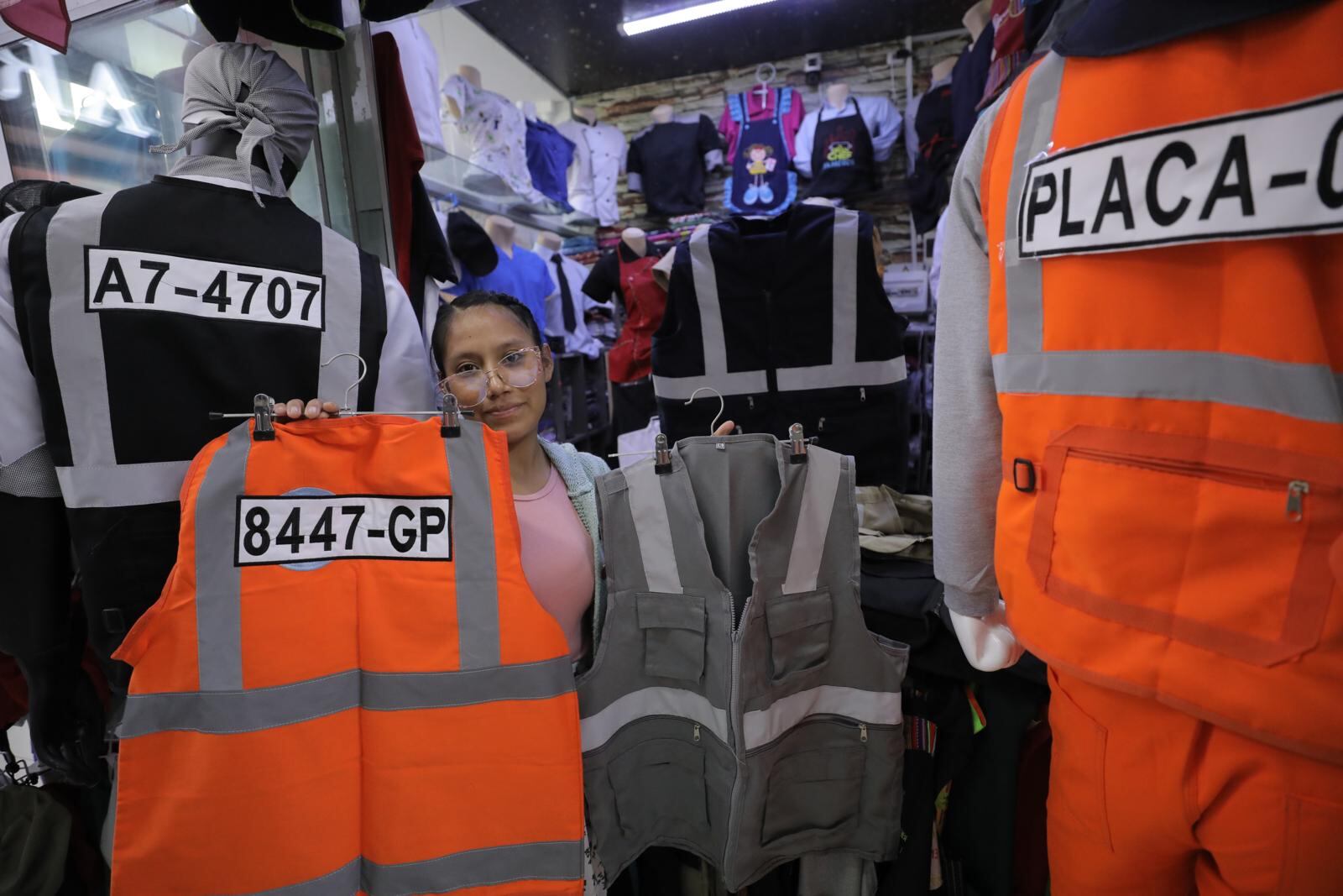 OJO| Chaleco debe llevar la placa en fondo blanco y letras negras.