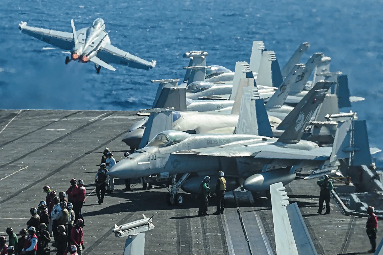 El portaaviones Lincoln está listo para lanzar sus aviones contra Irán.