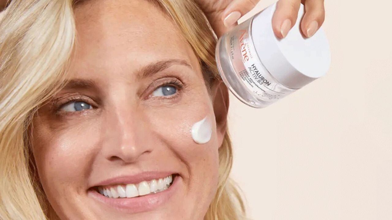 Hoy en día se pueden aplicar cremas dermatológicas y cosméticas compuestas por ácido hialurónico, molécula capaz de restaurar y devolverle elasticidad a la piel.