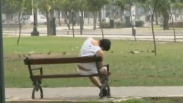 'Peperas' dejaron en calzoncillos a hombre en pleno parque [VIDEO] 