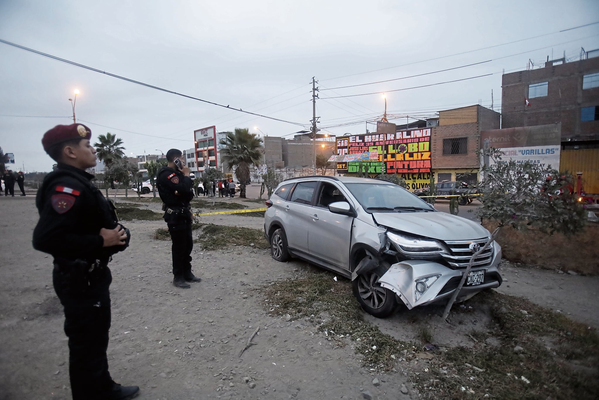Hampones chocaron taxi robado cuando escapaban de la Policía, en Los Olivos, Lima Norte.