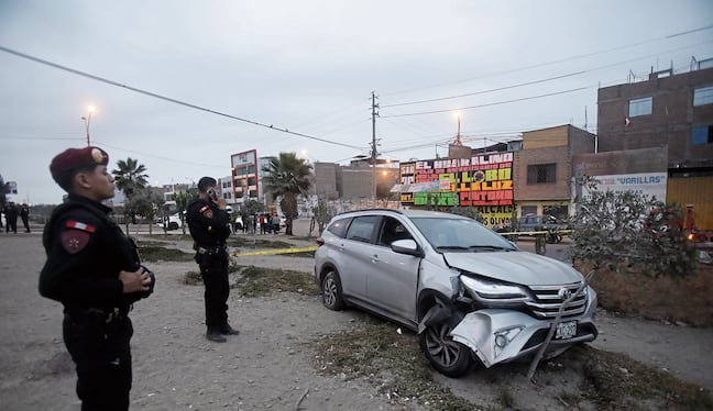 Hampones chocaron taxi robado cuando escapaban de la Policía, en Los Olivos, Lima Norte.