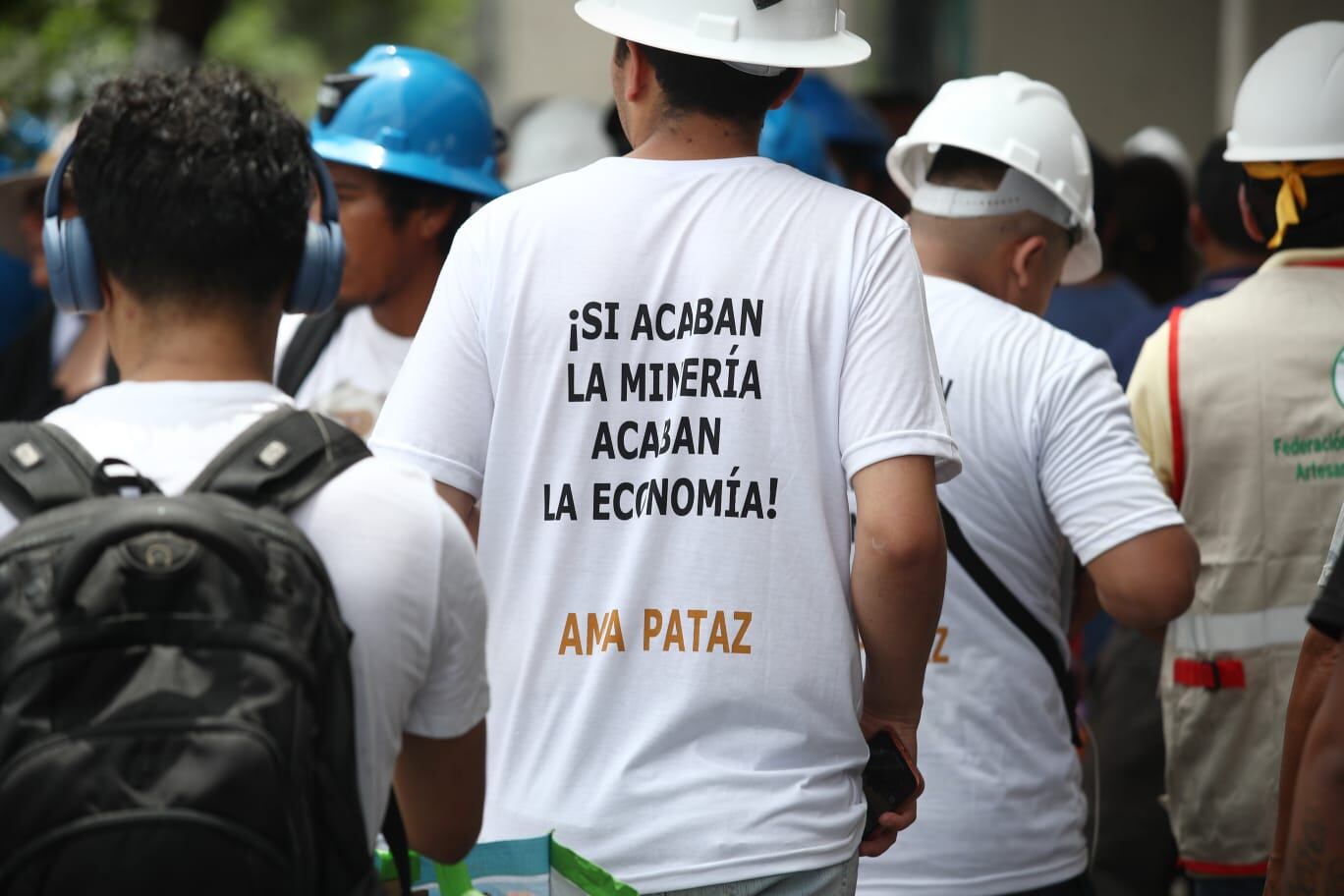 En horas de la mañana, mineros artesanales de la zona sur del Perú , marcharon desde el campo de Marte hasta los exteriores del Congreso. Fotos: jorge.cerdan/@photo.gec