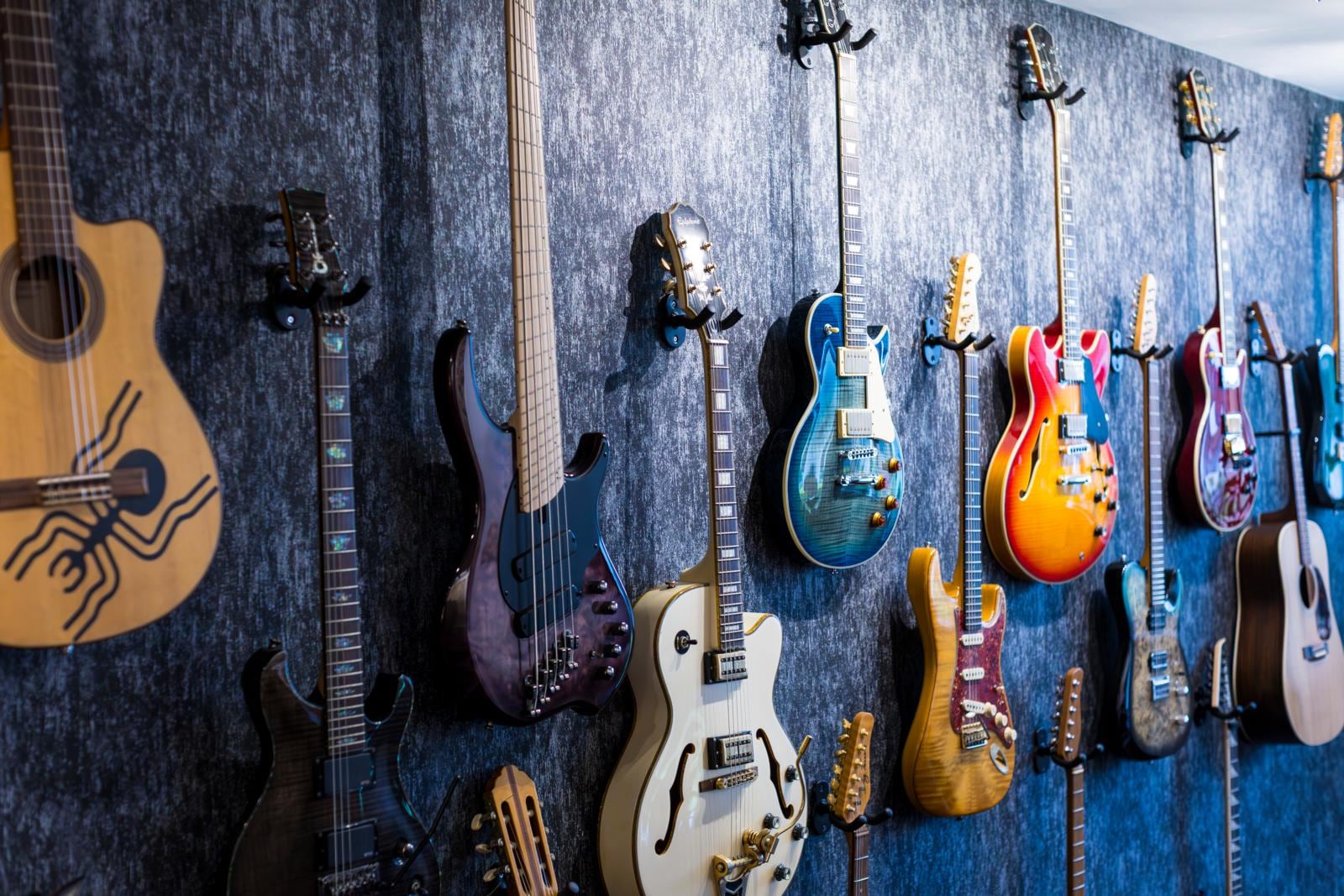 Tiene una colección de 15 guitarras. Su primera guitarra es del año 64, es una Falcón que heredó de su padre. FOTO: Mario Zapata / GEC