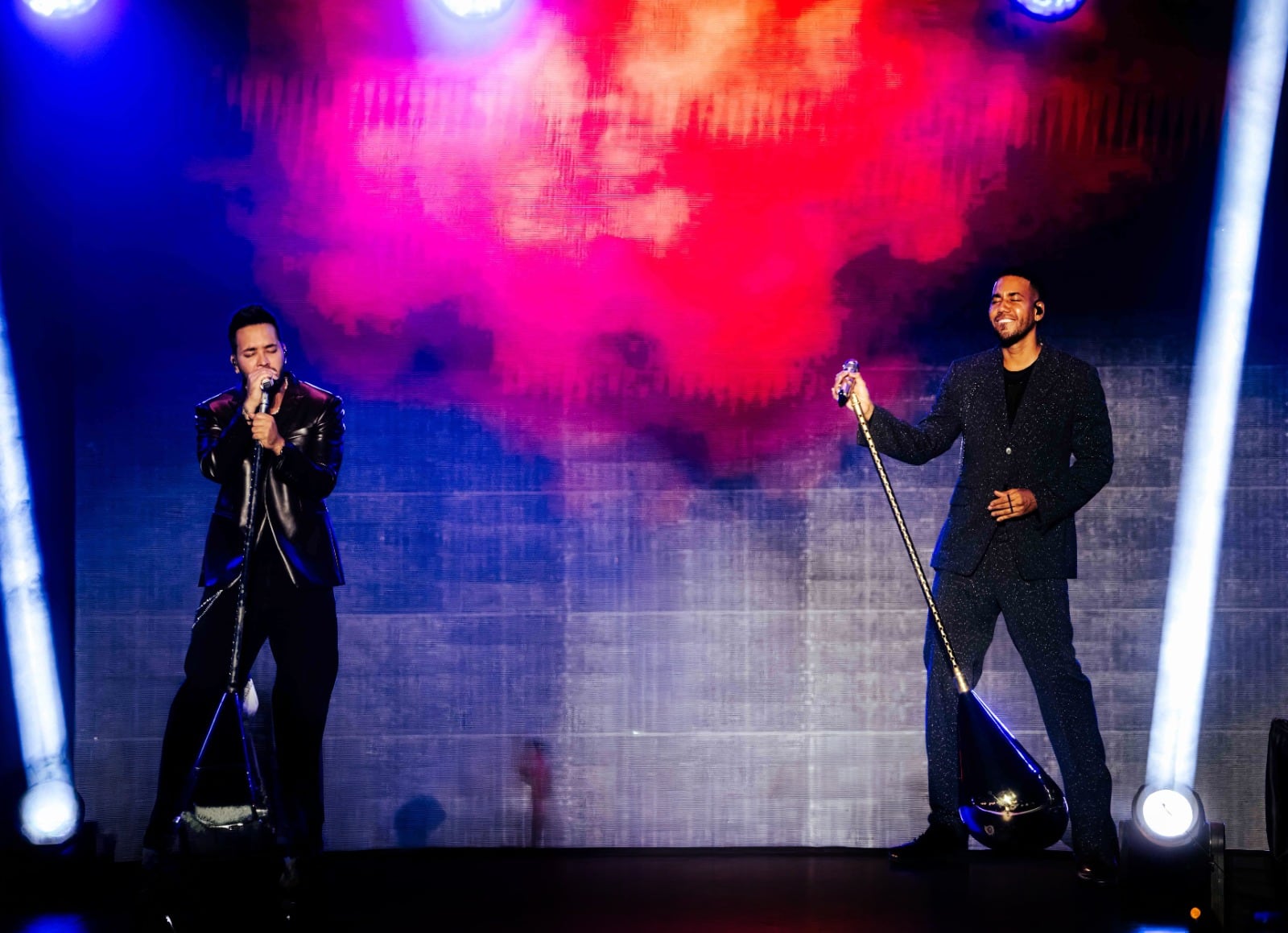 Romeo Santos y Prince Royce hicieron cantar a miles en el Estadio Nacional.