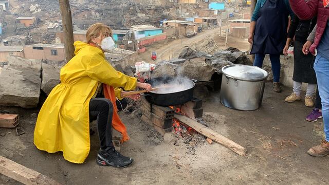 Gisela Valcárcel preparó saltadito de mollejas para los vecinos del centro poblado “El Paraíso”
