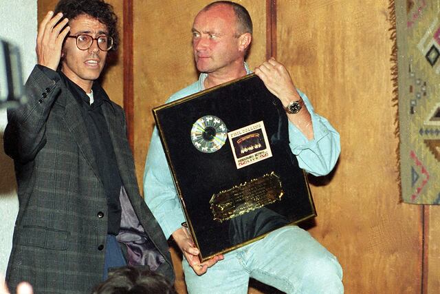 Pero recordemos la vez, que Collins junto a otro grande como Peter Gabriel, conquistaron a los limeños en un extraordinario concierto que tuvo más de dos horas y media de duración. Corría abril de 1995, día 26 para ser exacto y a su llegada, el divo mostró su amabilidad, sencillez y carisma; tras ser recibido por un gran número de seguidores en el aeropuerto Jorge Chávez. Foto: GEC Archivo Histórico