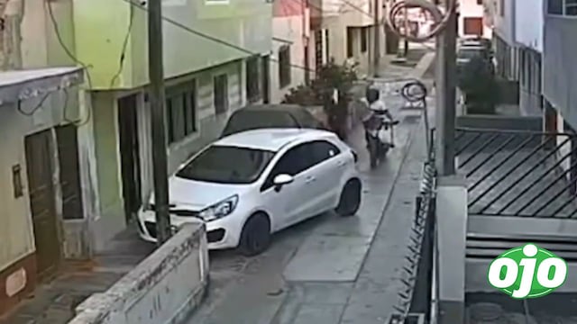 Delincuente choca contra un auto después de intentar robar un celular a un transeúnte en Chimbote (VIDEO)