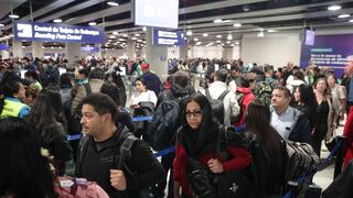 Caos en aeropuerto por viajes retrasados
