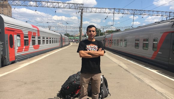 Periodista Javier Cabello, columnista del suplemento Crack de OJO. Foto tomada en el terminal de trenes de Saransk. Foto: Álbum personal de Javier Cabello.