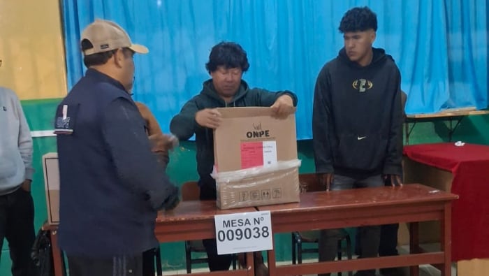 Primera mesa de sufragio en Arequipa.