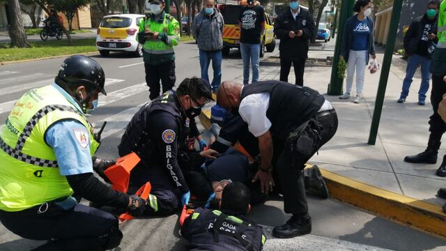 Surco: Motociclista salió despedido por los aires en choque con un automóvil IVIDEO
