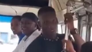 Luchito Advíncula la hace linda como cobrador de combi en paseo familiar | VIDEO