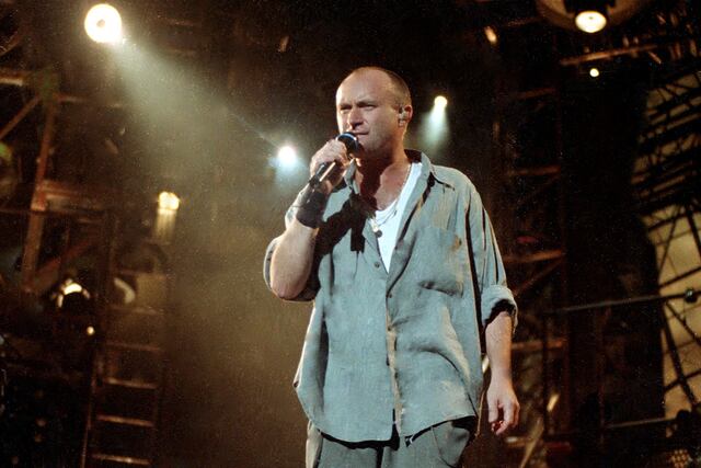 Pero el público limeño quería más y al sentir que los aplausos no se detenían, el artista regresó al escenario y regaló dos temas más para sus fanáticos: ‘Against All Odds’ y ‘Take Me Home. Fue un concierto espectacular, impresionante por la entrega del británico; quien finalizó el evento, con unas palabras en español, agradeciendo a nuestro país: “Muchas gracias Lima, muchas gracias Perú”. Foto: GEC Archivo Histórico