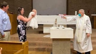 Sacerdote bautiza con pistola de agua a bebé por miedo al Covid-19 