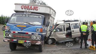 Barranca: van se choca contra camión y deja un muerto 
