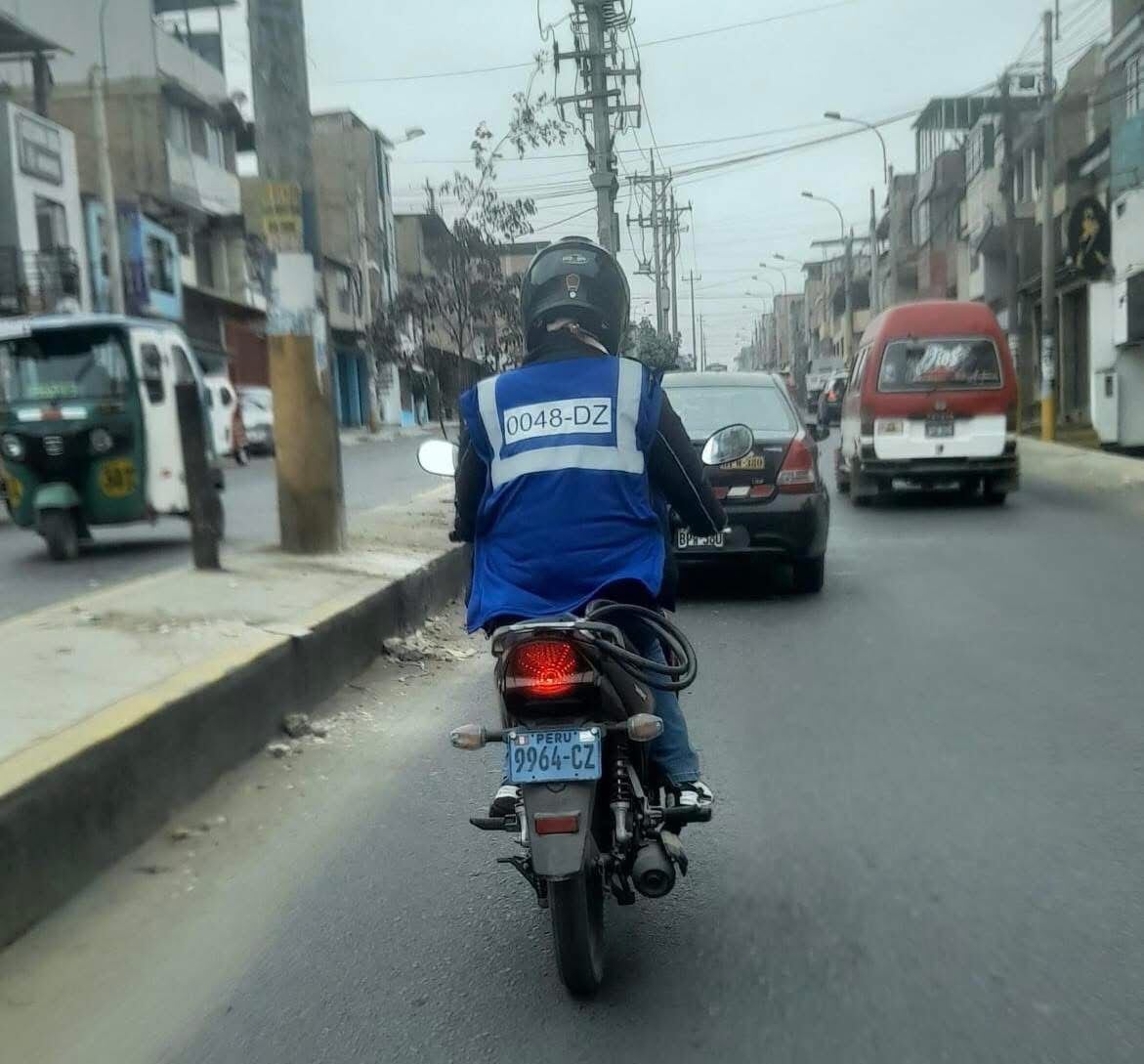 Placa no coincide con código en chaleco.