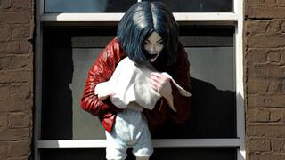 Estatua de Michael Jackson con bebé colgando de ventana, causa molestia en sus fans 