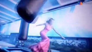 Concursante en reality de belleza sufre aparatoso accidente en plena pasarela (VIDEO)