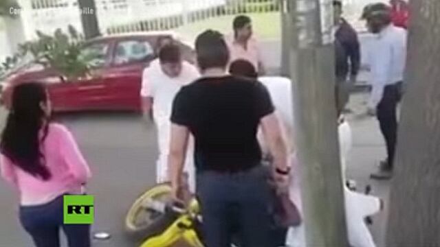 Ladrón de motocicletas recibe paliza por parte de estudiantes de medicina (VIDEO)