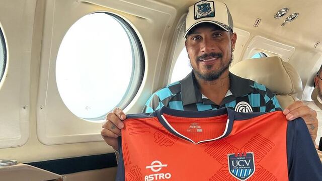 Paolo Guerrero ya posa con la camiseta del club César Vallejo y va rumbo a Trujillo para realizar sus entrenamientos 