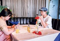 Gana billetón solo por acompañar a personas que buscan tener a alguien al lado