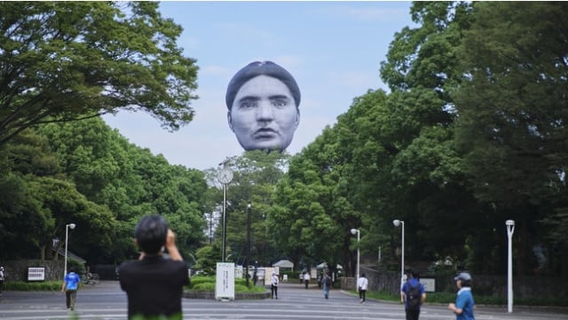 Una cabeza flotante gigante, de 20 metros, sobrevuela el cielo de Tokio y causa asombro