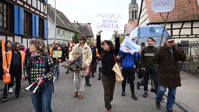 Decomisan ollas y sartenes en Francia para evitar protestas contra el gobierno