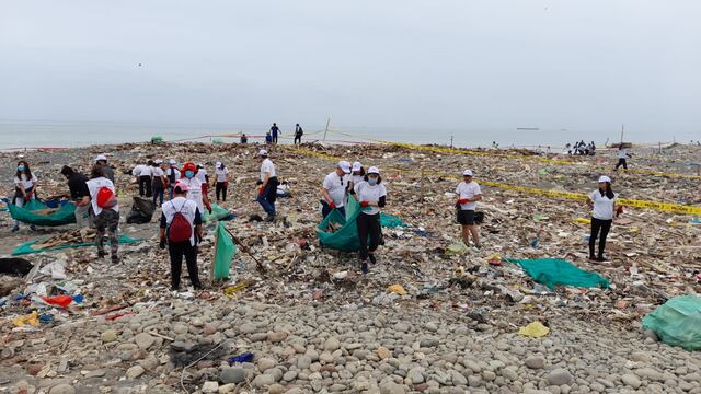 Recogen más de 30 toneladas de basura marina en la playa más contaminada del Perú