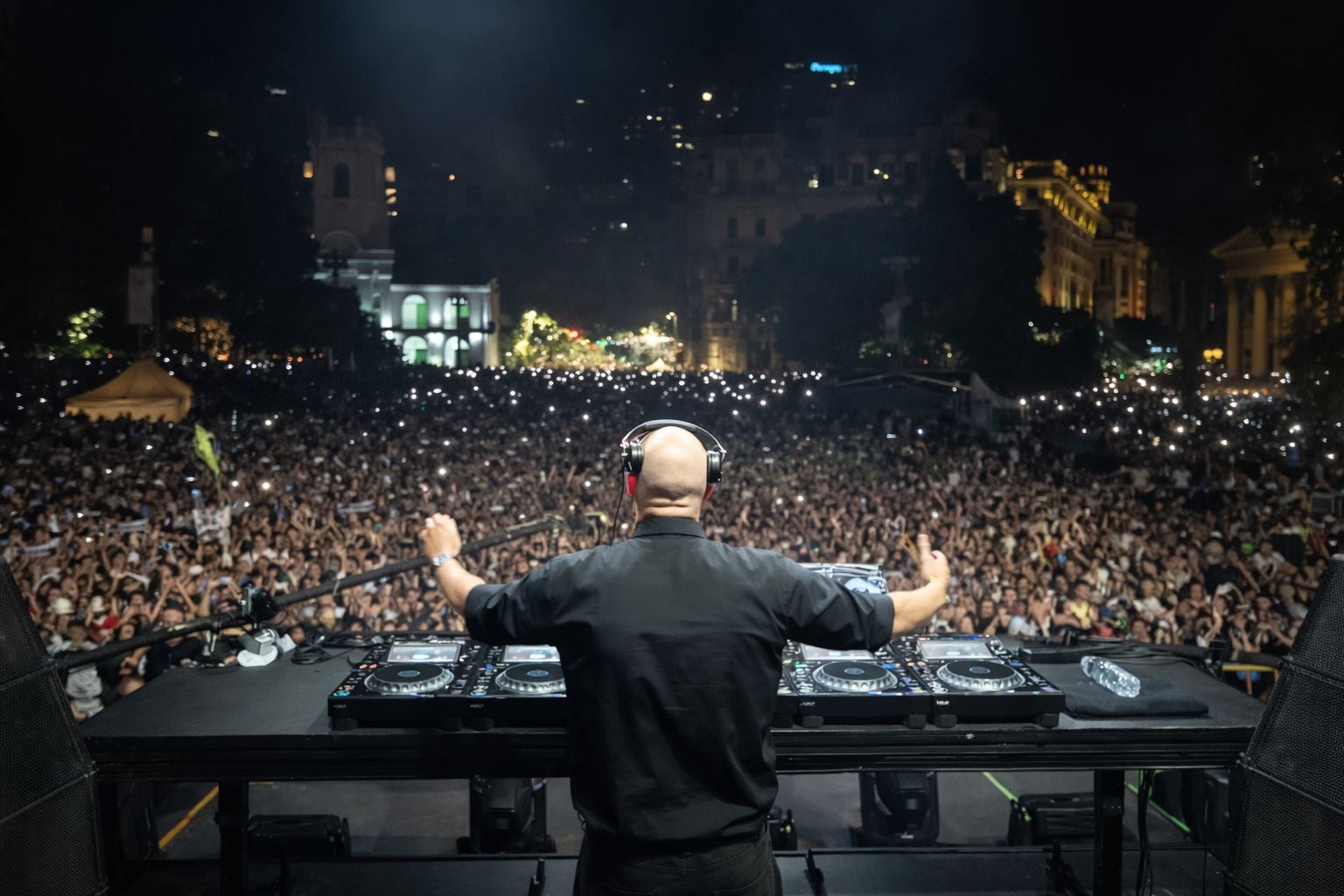 El DJ Padre Guilherme, un cura católico portugués, rindió homenaje al papa Francisco ante dos millones de argentinos.
