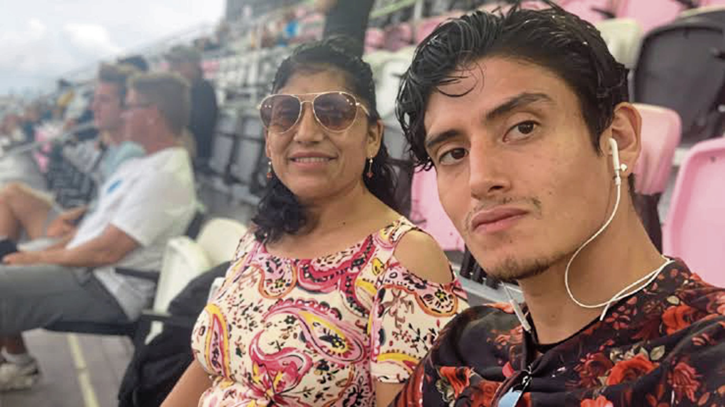 Ylda Lucía Cabello Ynocente (58), natural de Huancayo, junto a su hijo Manuel Antonio Farfán Cabello (28).
