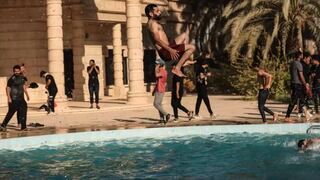 Manifestantes organizan una fiesta en la piscina del Palacio Presidencial de Irak
