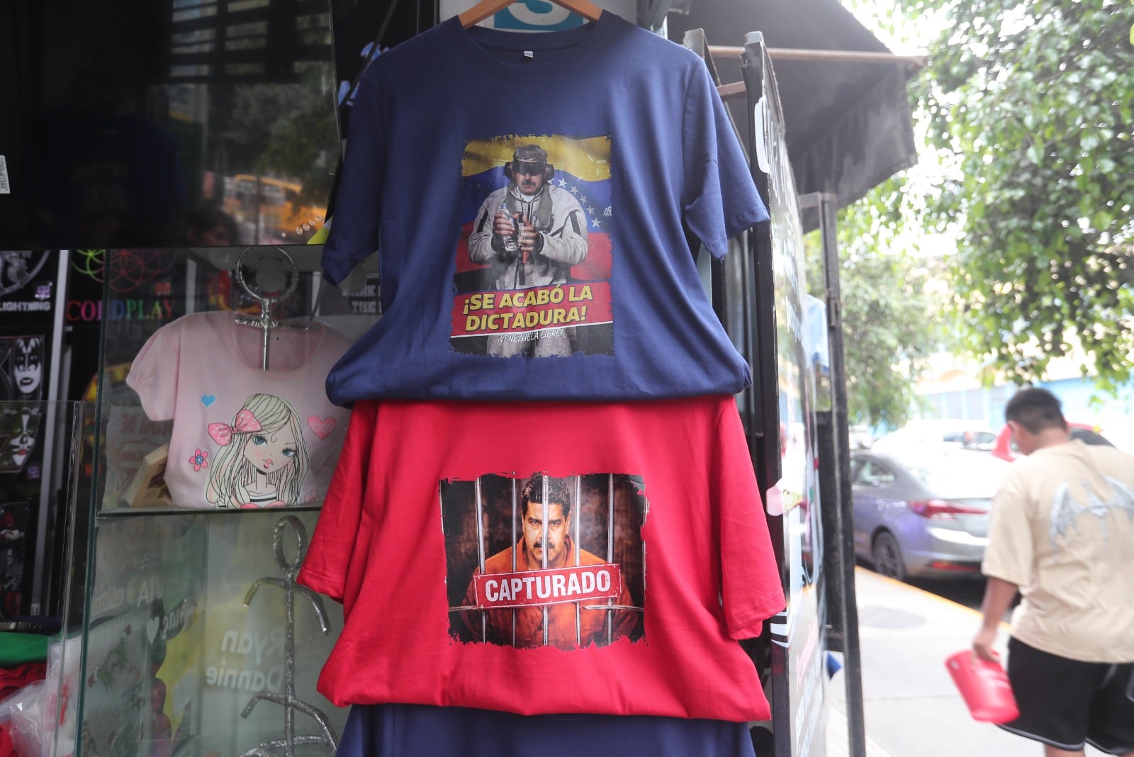 OJO. Polos con imágenes de Nicolás Maduro capturado rayan en Gamarra.