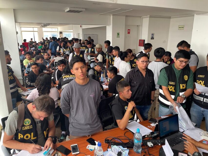 Intervención en uno de los falsos call center. La mayoría de los "trabajadores" son jóvenes.