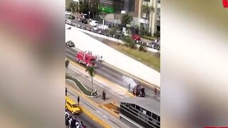 Auto se incendia en la Vía Expresa, cerca a la Estación Canaval y Moreyra (VIDEO)