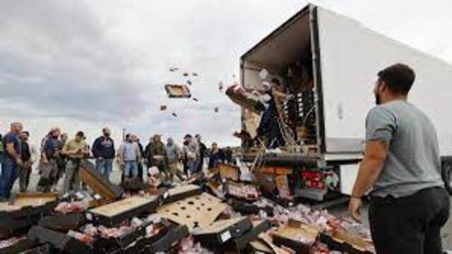 Productores franceses de uvas bloquean carretera y saquean camión que transportaba tomates