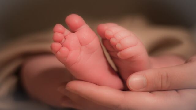 Facebook: Mira el nacimiento de un bebé dentro del saco amniótico [VIDEO]