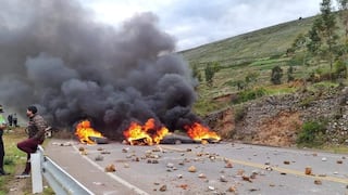 Carretera Huancayo - Huancavelica intransitable por piedras y llantas quemadas | FOTOS