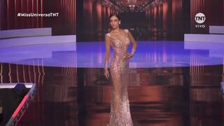 Glamour y elegancia de Janick Maceta en el desfile de traje de gala | VIDEO 