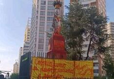 Pintan de rojo a la estatua de Isabel la Católica y le colocan corona de burla