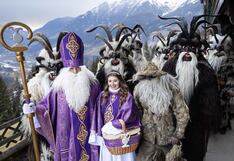 “Cornudos” desfilan junto a Santa Claus por Navidad y nadie se hace problemas