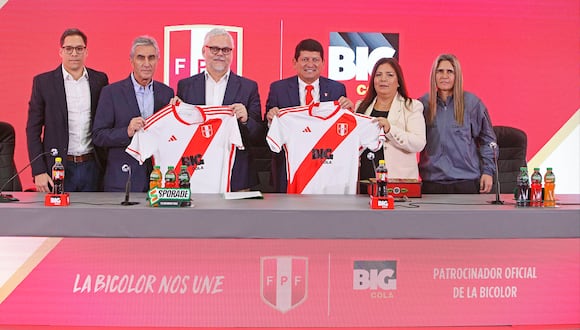 A poco de iniciarse un nuevo ciclo mundialista, la Federación Peruana de Fútbol (FPF) anunció en conferencia de prensa que el Grupo AJE es el nuevo patrocinador de LaBicolor, en sus distintas categorías y disciplinas. Foto: Difusión.