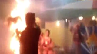 Vestido de bailarina se prende en llamas durante concurso en Iquitos (VIDEO)