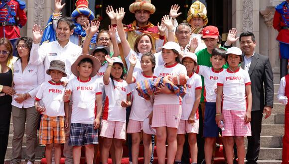 La presidenta Dina Boluarte rodeada de niños y con los Reyes Magos.