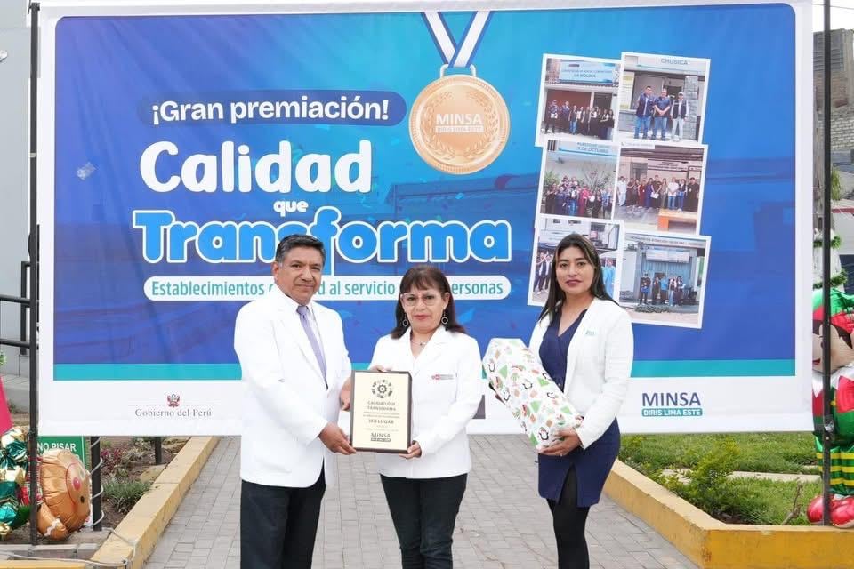 El Director General, Dr. Norberto Yamunaqué, y la Lic. Lesly Soto Gallardo entregaron los reconocimientos.